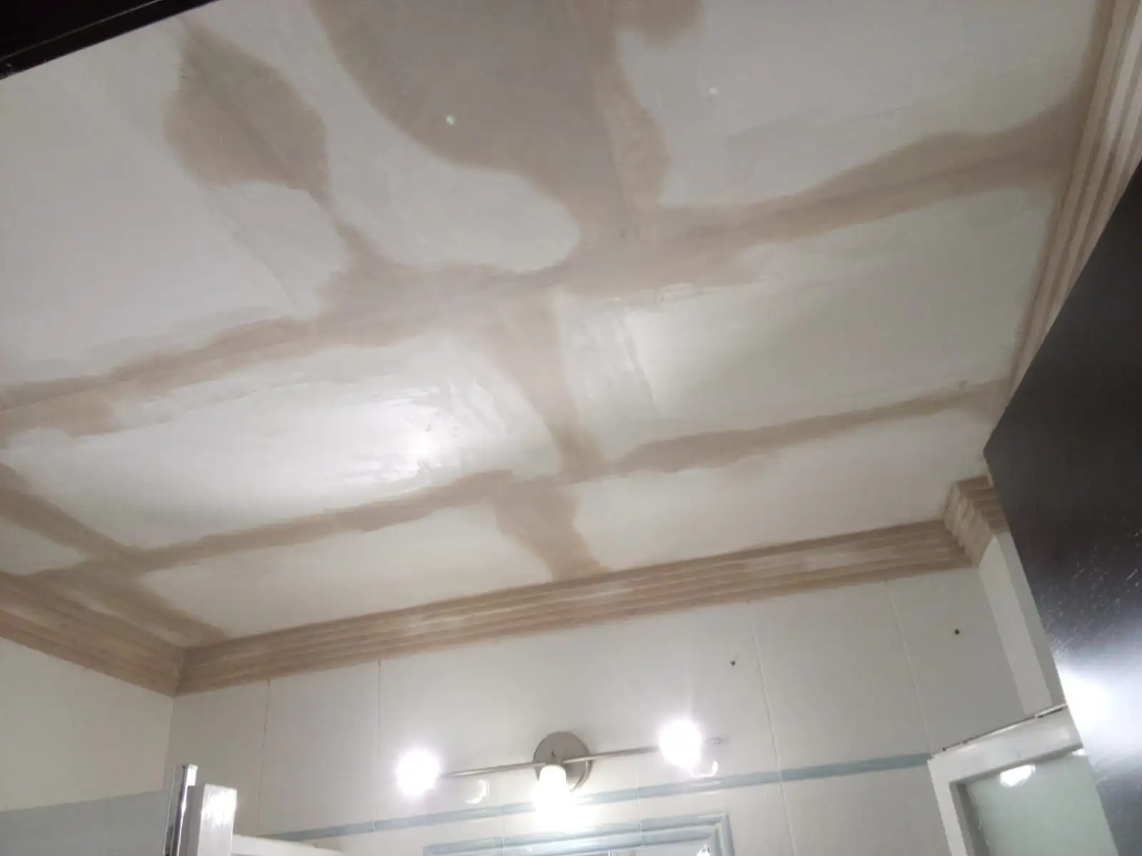 obra de techo de escayola en cuarto de baño