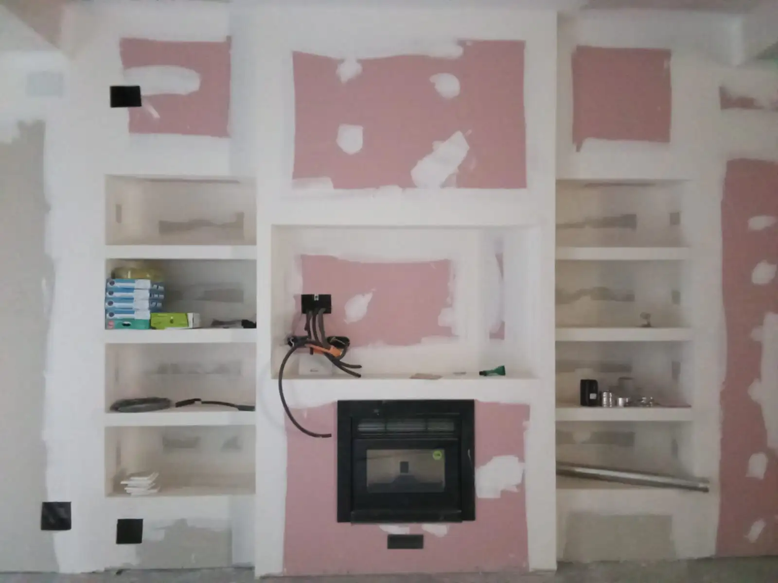 mueble de salón hecho con escayola