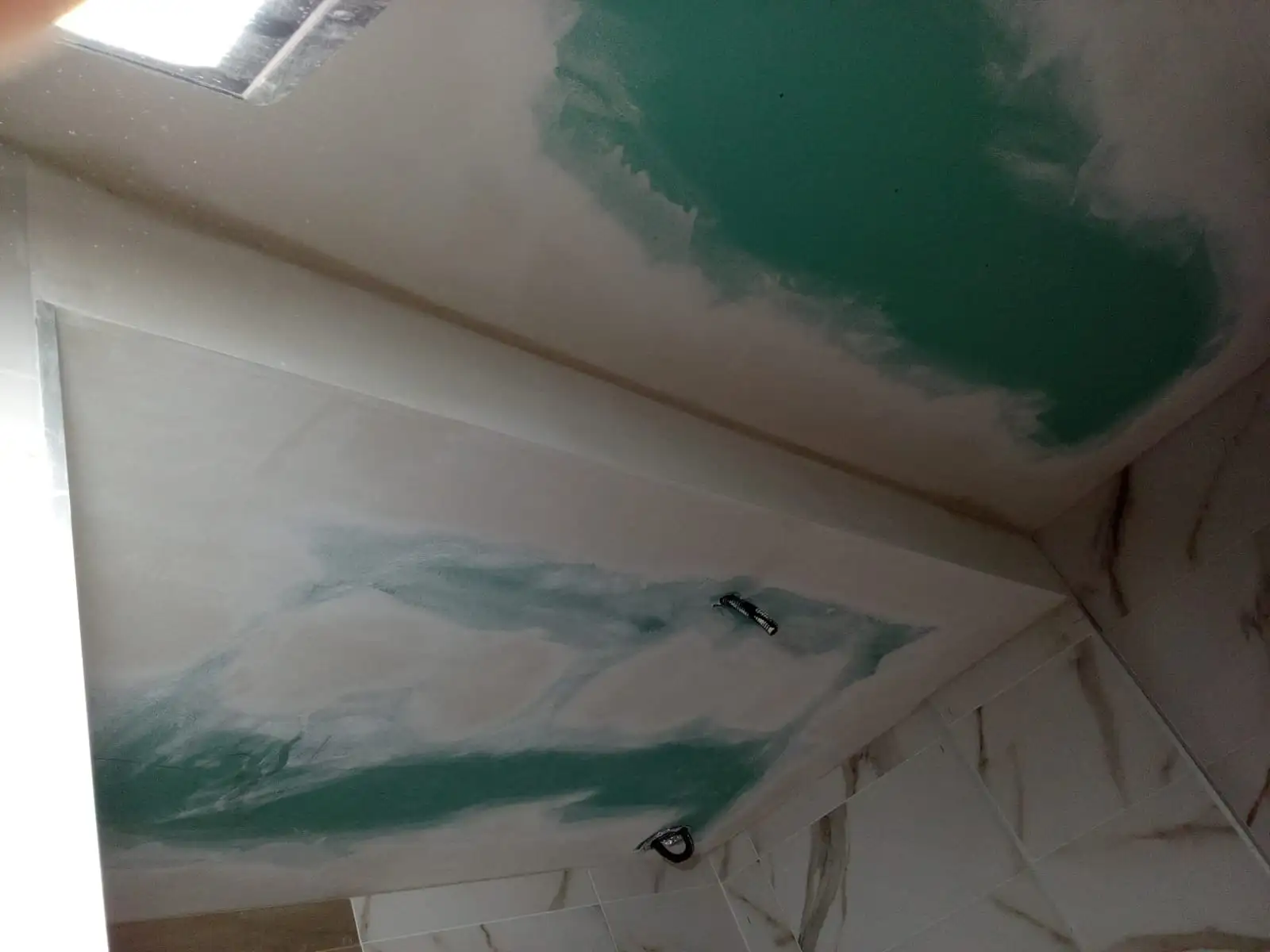 obra de techo de cuarto de baño en dos alturas