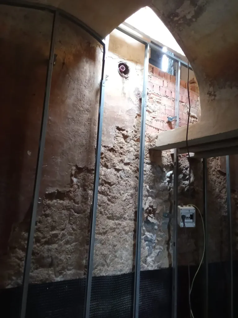 obra de pared de pladur preparada para empezar a trabajar