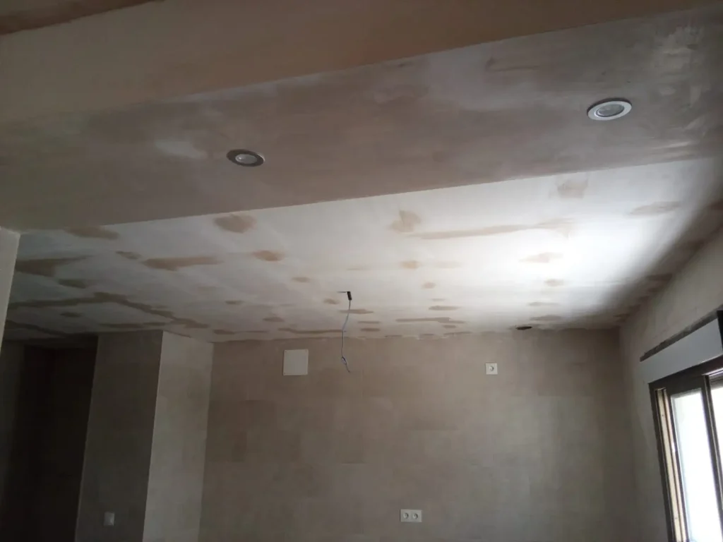 obra de techo de escayola con focos