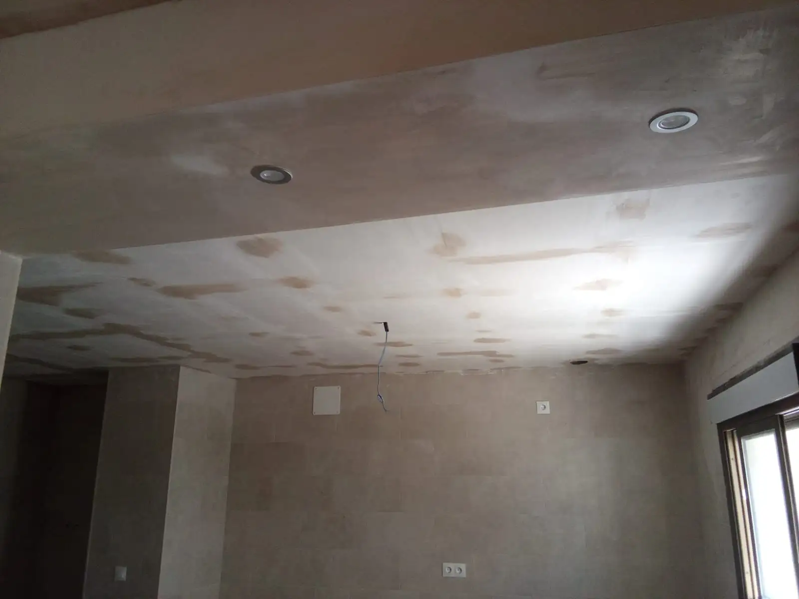 obra de techo de escayola con focos